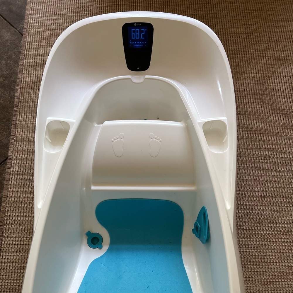 4 moms bath tub for infants with water thermometer
